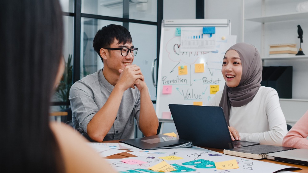 Multilingual marketing helps brands communicate with the Malaysian market. Image source: magnific.com.